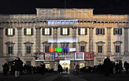 In alto: l’esterno di Palazzo Reale la sera dell’inaugurazione. Ph. F.Stipari per 24OreCultura