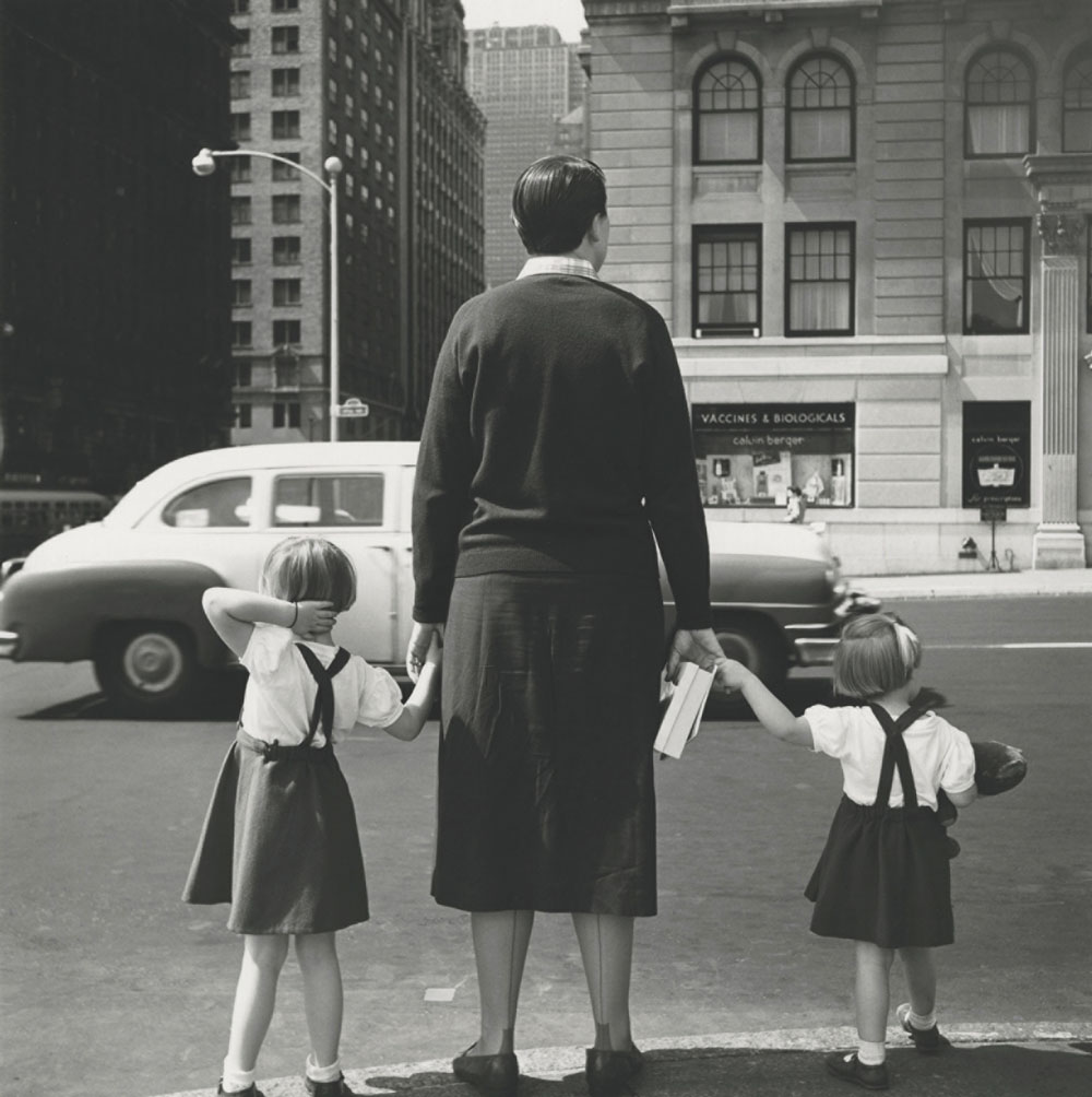 Vivian Maier - Untitled, 1954, New York 40x50 cm. (16x20 inch.) Framed 53,2x63,4 cm. ©Estate of Vivian Maier Courtesy of Maloof Collection and Howard Greenberg Gallery, NY