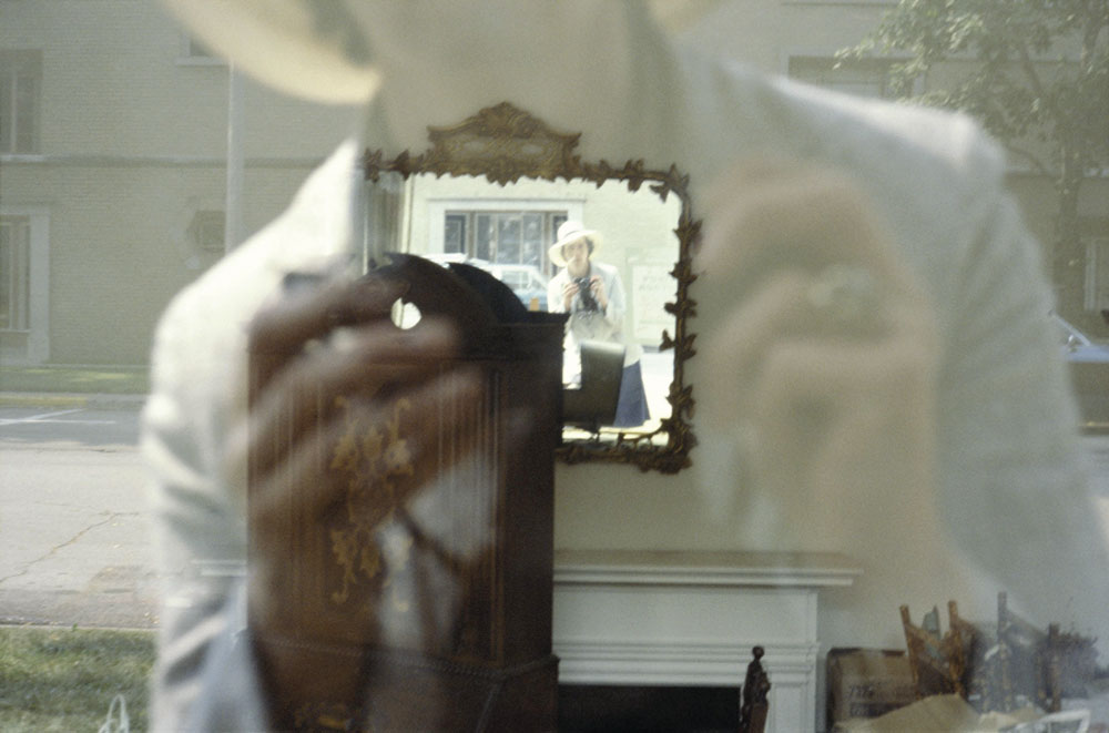 Vivian Maier - Untitled, Chicago, IL, July 1979 30x40 cm. (11x14 inch.), framed 40,5x50 cm. ©Estate of Vivian Maier Courtesy of Maloof Collection and Howard Greenberg Gallery, NY