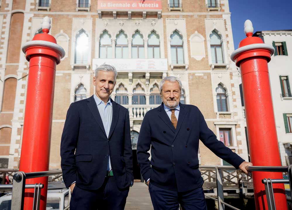 Il curatore Adriano Pedrosa ed il Presidente Roberto Cicutto. Sullo sfondo: Ca’ Giustinian sede della Biennale di Venezia. Ph. Andrea Avezzù