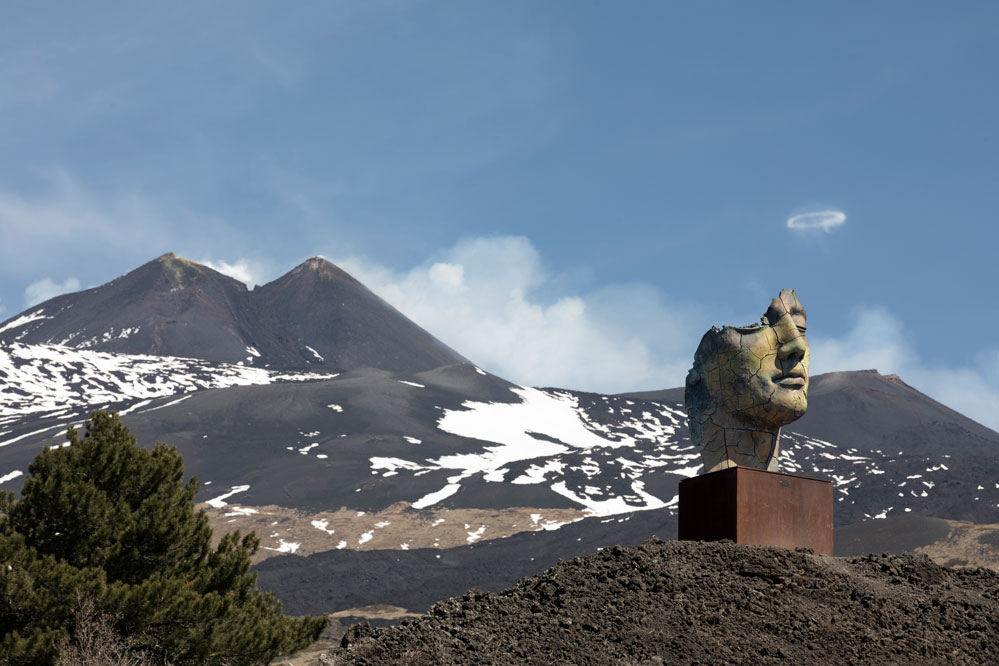 Igor Mitoraj “Teseo screpolato”, 2011, bronzo, 295x188x180 cm. Versante sud-est dell’Etna - 1.700 m s.l.m. © Ph. Nicola Gnesi per Atelier Mitoraj